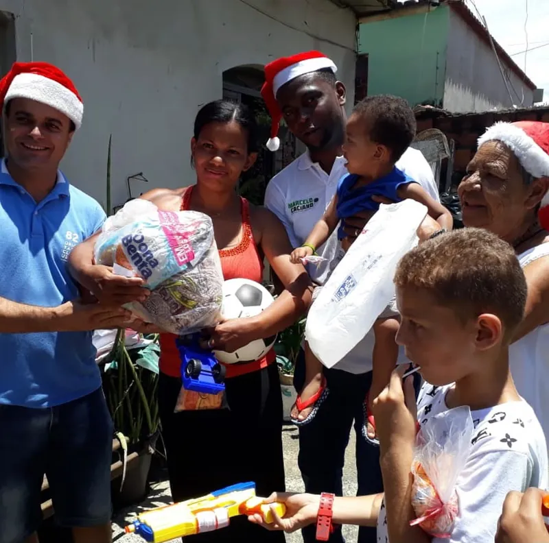 Marcelo Caciano em ação social de Natal, entregando doações a famílias