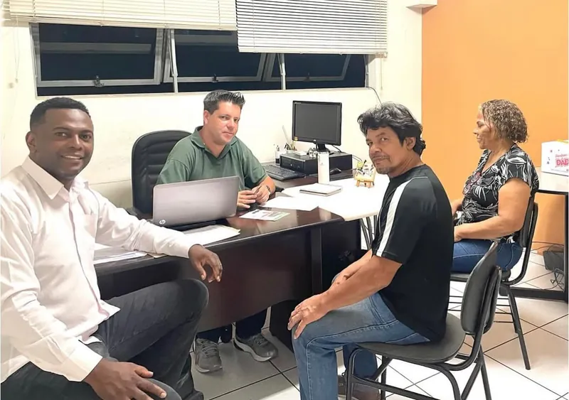 Marcelo Caciano em atendimento a moradores no gabinete
