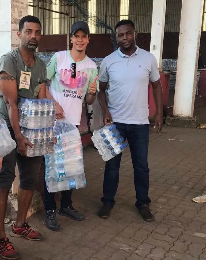 Marcelo Caciano distribuindo água potável para a comunidade