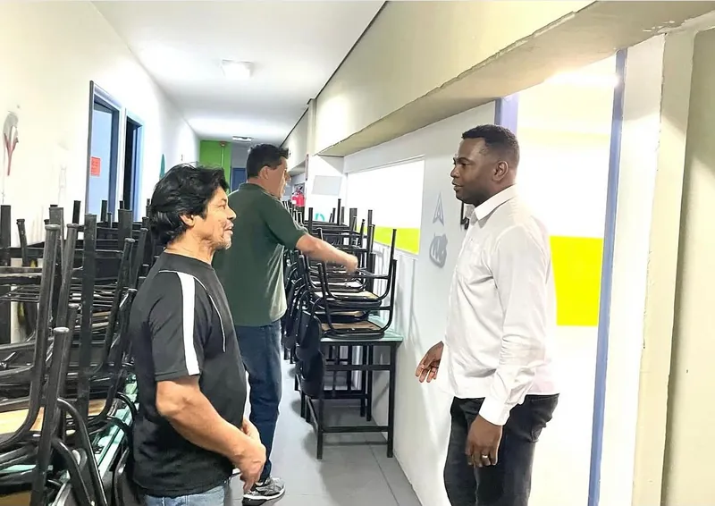 Marcelo Caciano em visita a escola pública